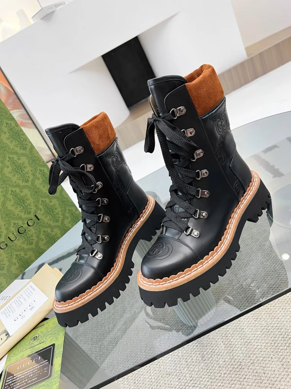 👟👟Ex-factory price 660👟👟 Autumn and winter GUCCI 8-inch ankle boots original model opening✅Double G electric embroidered toe cap Colored shoelaces, full of high-end feel [strong] Fabric: cowhide🐂, matte open edge beads Inner/foot pads: high-end apricot cowhide TPU outsole Heel height 4cm Color: black Size: 34-42 (34, 42 need to be customized) Packaging: Comes with card and cloth bag.